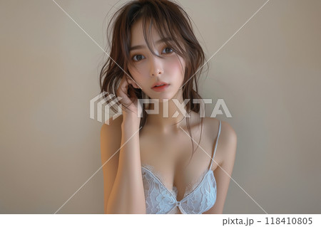 水色レースブラで女性らしさを演出 118410805