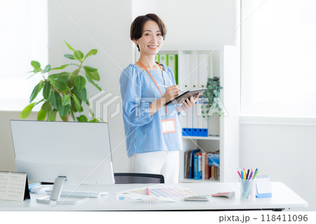 オフィスで仕事をするビジネスウーマン 118411096