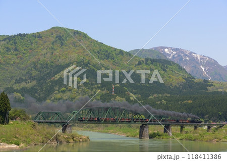 阿賀野川を渡るSLばんえつ物語号 118411386