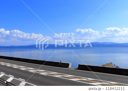 一畑電鉄の車窓から見た、青空のしんじ湖　《島根県》 118412211