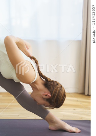 オンラインヨガサロン配信でポーズを見せる若い女性 118412657