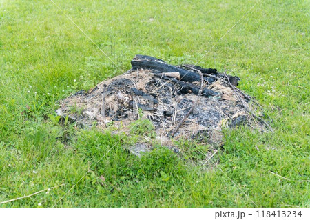 広場に残るキャンプファイヤーの跡 118413234