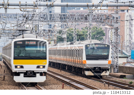 【中央線】高架区間を走行する普通列車と快速列車 【中央線】高架区間を走行する普通列車と快速列車 118413312
