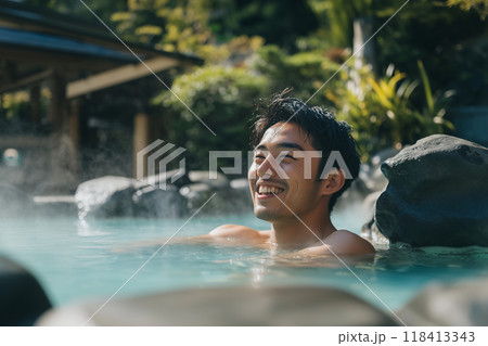 バンクシーの作品 露天風呂に入る男性 覆面アーティスト バンクシーの