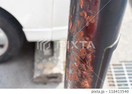 傷ついた駐車場の柱 118413540