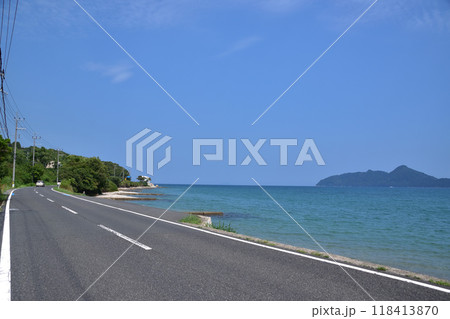 丹後宮津・国道178号とエメラルドグリーンの海 118413870