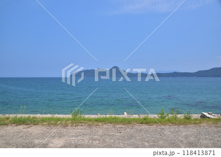 丹後宮津・国道178号から見るエメラルドグリーンの海と粟田半島の三角山 丹後宮津・国道178号から見るエメラルドグリーンの海と粟田半島の三角山 118413871