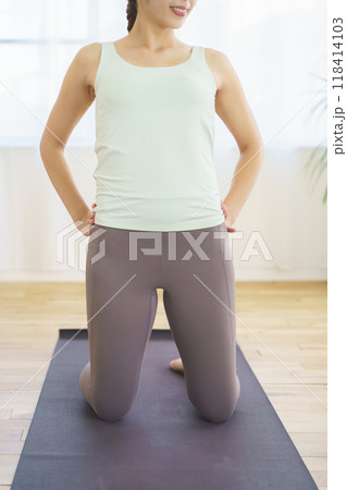 オンラインヨガサロンを自宅で受講している若い女性 118414103