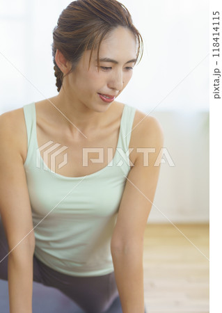 オンラインヨガサロンを自宅で受講している若い女性 オンラインヨガサロンを自宅で受講している若い女性 118414115