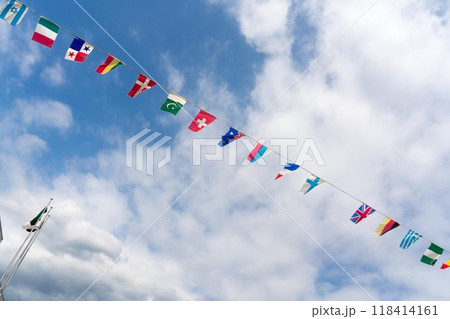 青空にはためく万国旗 青空にはためく万国旗 118414161