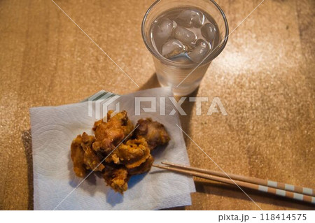 おいしい唐揚げのおつまみとチューハイ おいしい唐揚げのおつまみとチューハイ 118414575