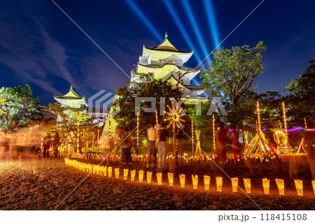 三重県伊賀市　伊賀上野城での夏のライトアップイベントのお城のまわり　天守閣と本丸に並べられた灯り 118415108