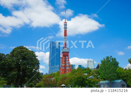 東京タワーと青い空に白い雲 麻布台ヒルズあり 東京タワーと青い空に白い雲 麻布台ヒルズあり 118415216