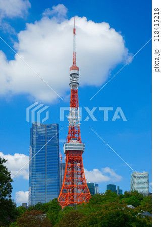 東京タワーと青い空に白い雲　麻布台ヒルズあり 118415218