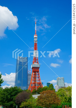 東京タワーと青い空に白い雲 麻布台ヒルズあり 東京タワーと青い空に白い雲 麻布台ヒルズあり 118415225