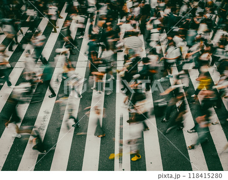 人々が歩いて移動する交差点　ビジネス　長時間露光 118415280