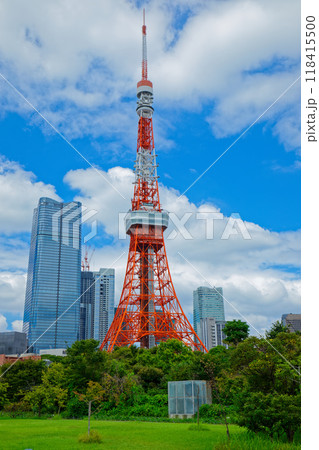 東京タワーと青い空に白い雲 麻布台ヒルズあり 東京タワーと青い空に白い雲 麻布台ヒルズあり 118415500