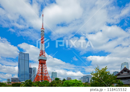 東京タワーと青い空に白い雲 麻布台ヒルズあり 東京タワーと青い空に白い雲 麻布台ヒルズあり 118415532