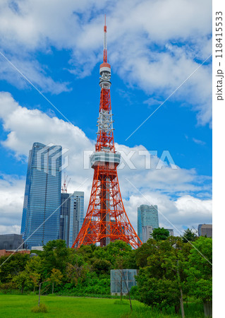 東京タワーと青い空に白い雲 麻布台ヒルズあり 東京タワーと青い空に白い雲 麻布台ヒルズあり 118415533