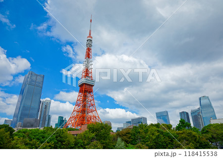 東京タワーと青い空に白い雲　麻布台ヒルズあり 118415538