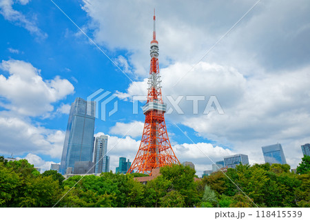 東京タワーと青い空に白い雲 麻布台ヒルズあり 東京タワーと青い空に白い雲 麻布台ヒルズあり 118415539