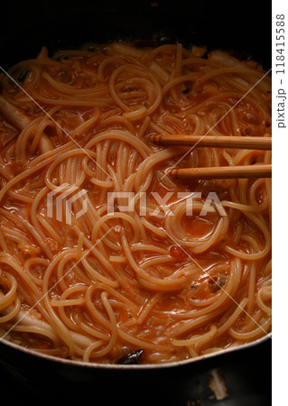 トマトソースのパスタを煮込んでいる様子 118415588