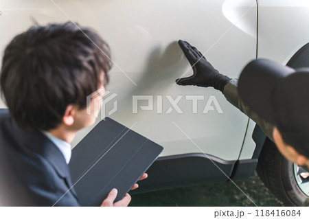 車の傷・凹みを確認する整備士の男性とスーツ姿のセールスマン 車の傷・凹みを確認する整備士の男性とスーツ姿のセールスマン 118416084