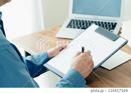 メモをとる男性の手 メモをとる男性の手 118417169