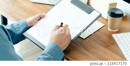 メモをとる男性の手 118417170