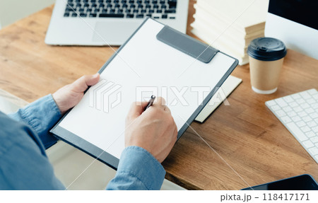 メモをとる男性の手 118417171