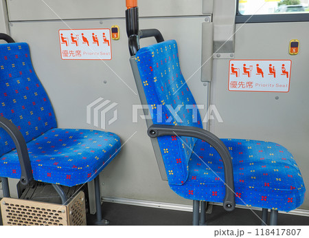 バスの優先席表示と座席シート 118417807