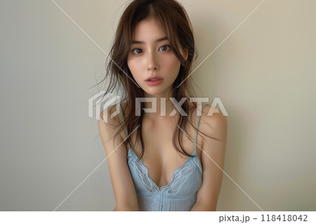 水色レースブラで女性らしさを演出 118418042