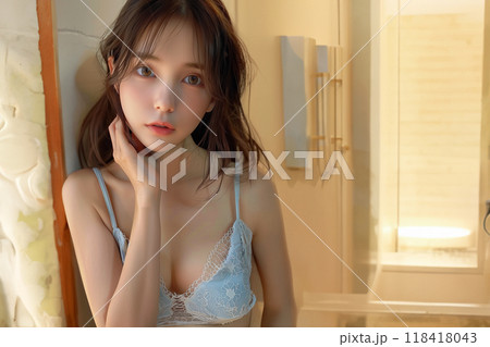 水色レースブラで女性らしさを演出 118418043