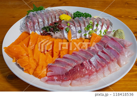 美味しそうな海鮮　刺身盛り合わせ　一皿 118418536
