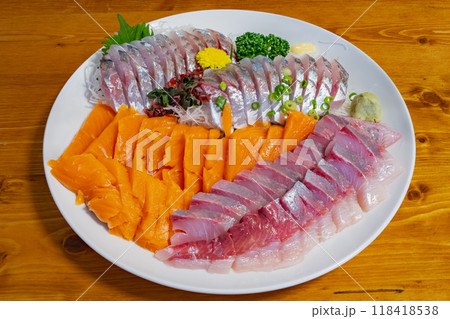 美味しそうな海鮮　刺身盛り合わせ　一皿 118418538