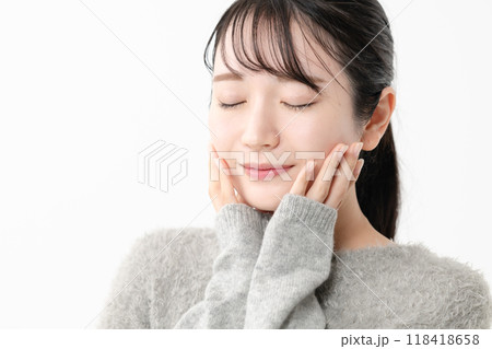 肌の調子を触る女性 肌の調子を触る女性 118418658