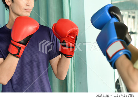 ジムでボクシングをする若いアジア人男性達 118418789
