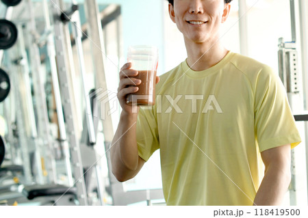 ジムでプロテインを飲むアジア人男性 118419500