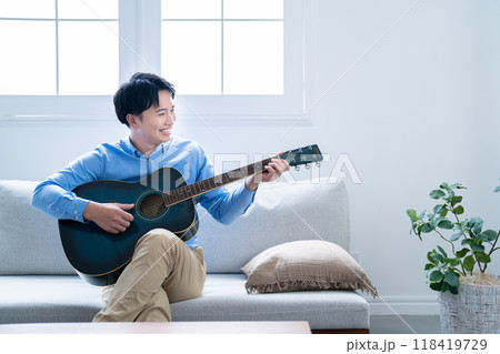 ギターを弾く男性 ギターを弾く男性 118419729
