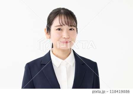 スーツを着た若い女性 118419886