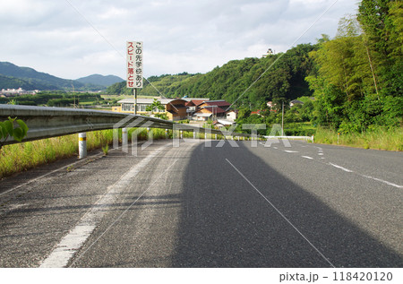 山の斜面をカーブしながら駆け下りる急な勾配の舗装道路 118420120