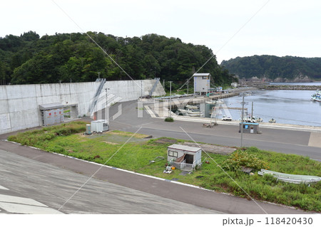 巨大防潮堤に囲まれた田老漁港(岩手県宮古市) 巨大防潮堤に囲まれた田老漁港(岩手県宮古市) 118420430