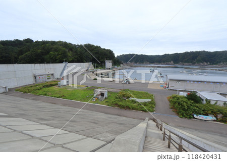 巨大防潮堤に囲まれた田老漁港(岩手県宮古市) 巨大防潮堤に囲まれた田老漁港(岩手県宮古市) 118420431