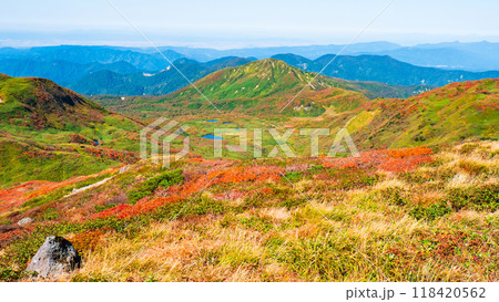 秋の焼石岳登山（焼石岳山頂）：焼石沼・モッコ岳方面の眺め 118420562