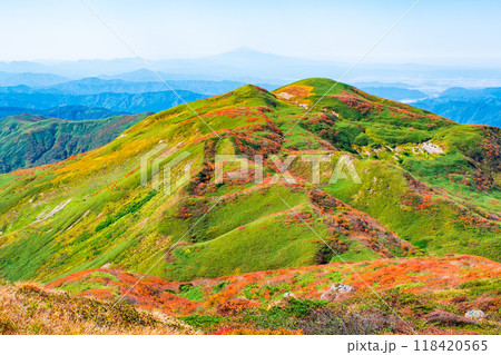 秋の焼石岳登山（焼石岳山頂）：西焼石岳方面の眺め 118420565