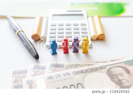 財産分与 相続 お金イメージ 電卓と通帳と印鑑  財産分与 相続 お金イメージ 電卓と通帳と印鑑  118420582