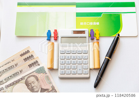 財産分与 相続 お金イメージ 電卓と通帳と印鑑  118420586