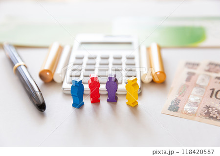 財産分与 相続 お金イメージ 電卓と通帳と印鑑  財産分与 相続 お金イメージ 電卓と通帳と印鑑  118420587