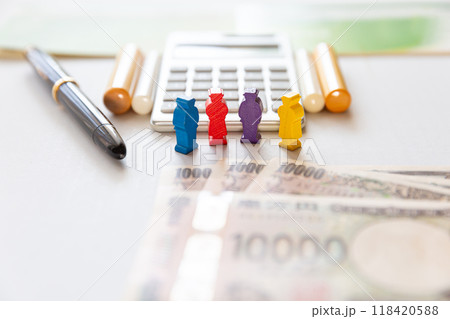財産分与 相続 お金イメージ 電卓と通帳と印鑑  財産分与 相続 お金イメージ 電卓と通帳と印鑑  118420588
