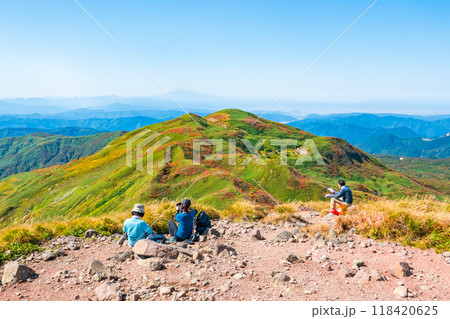 秋の焼石岳登山(焼石岳山頂):西焼石岳方面の眺め 秋の焼石岳登山(焼石岳山頂):西焼石岳方面の眺め 118420625